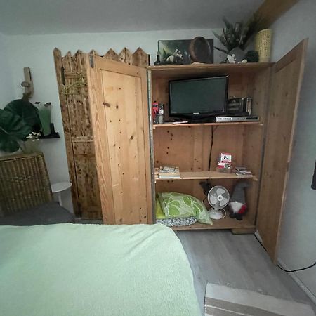 Hobbit Lounge Apartment Епинген Екстериор снимка