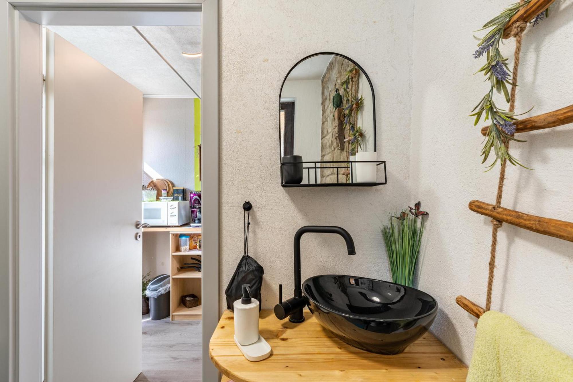 Hobbit Lounge Apartment Епинген Екстериор снимка